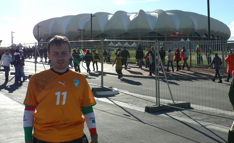 JAR 588.JPG - V Čechách jsem si myslel, že budu asi jediný bílý, který bude fandit týmu Pobřeží Slonoviny. Už v autobuse vezoucího nás na stadion, jsem zjistil jak daleko jsem byl od pravdy. Skoro všichni Američané (asi nejpočetnější návštěvníci MS) byli oblečeni v oranžových barvách a tak nás jelo 2x více bílých Drogbů než jakýchkoliv Ronaldů popř. Almeidů.